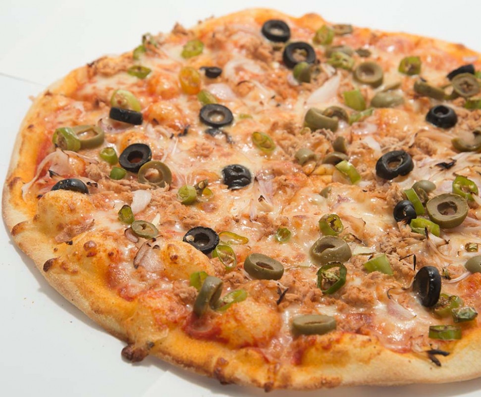 Tuna & Olives / Pizza Del Pescatore (Pizza Fisherman) Pizza Buona